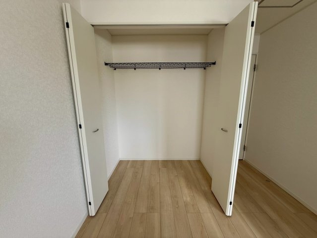 クレイドルガーデン宜野座村漢那 第２・３号棟の収納|２階主寝室7.2帖に設置されたクローゼット収納大