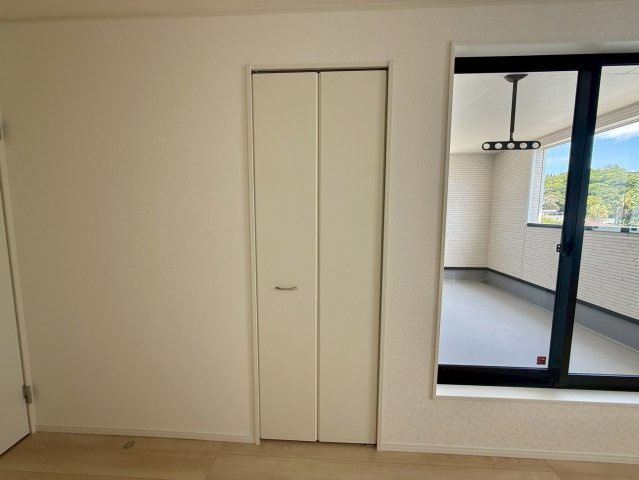 クレイドルガーデン宜野座村漢那 第２・３号棟のその他|２階主寝室7.2帖に設置されたクローゼット収納小