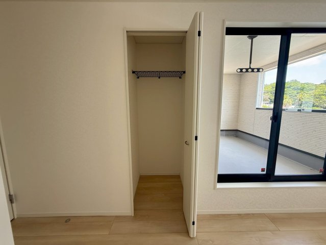 クレイドルガーデン宜野座村漢那 第２・３号棟の収納|２階主寝室7.2帖に設置されたクローゼット収納小