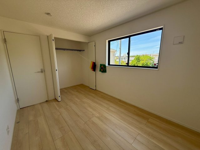 クレイドルガーデン宜野座村漢那 第２・３号棟の洋室|二面採光の2階の6帖洋室には、便利なクローゼット収納を完備