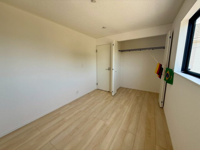 クレイドルガーデン宜野座村漢那 第２・３号棟の洋室|二面採光の2階の6帖洋室には、便利なクローゼット収納を完備