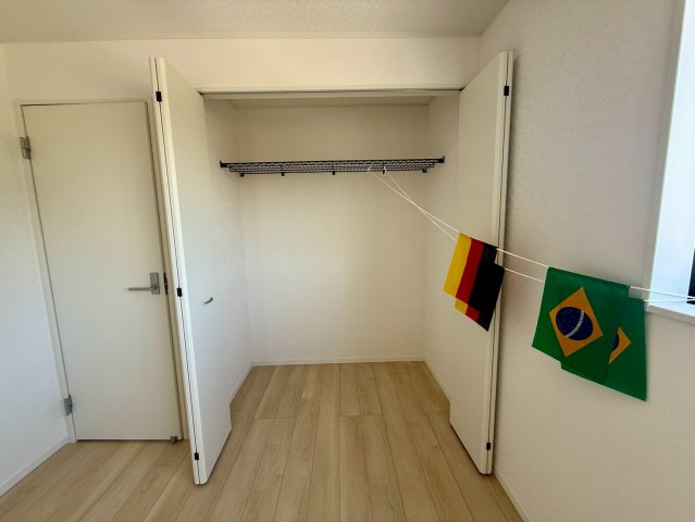 クレイドルガーデン宜野座村漢那 第２・３号棟の収納|2階の6帖洋室には、便利なクローゼット収納を完備