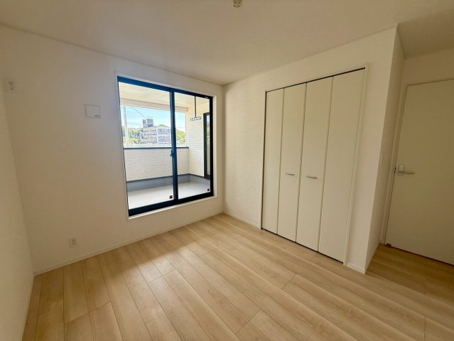 クレイドルガーデン宜野座村漢那 第２・３号棟の洋室|二面採光の２階洋室5.7帖・ルーフバルコニー出入口＆クローゼット収納付き