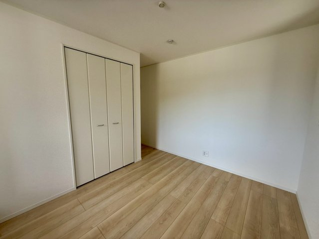 クレイドルガーデン宜野座村漢那 第２・３号棟の洋室|２階洋室5.7帖には、便利なクローゼット収納を完備