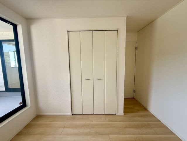 クレイドルガーデン宜野座村漢那 第２・３号棟の収納|２階洋室5.7帖には、便利なクローゼット収納を完備