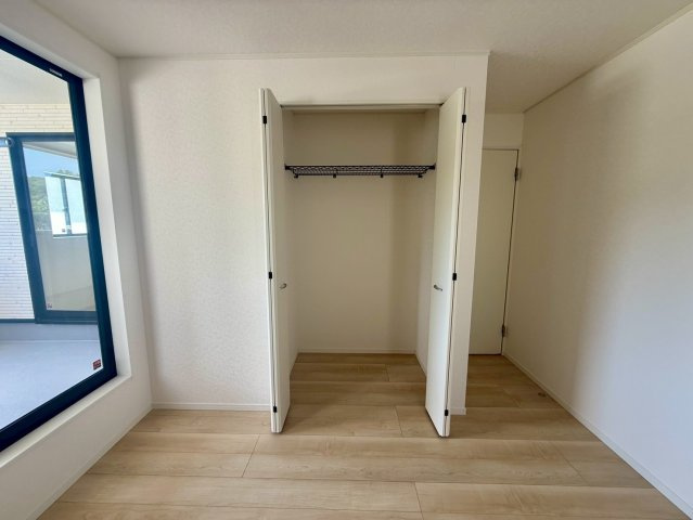 クレイドルガーデン宜野座村漢那 第２・３号棟の収納|２階洋室5.7帖には、便利なクローゼット収納を完備