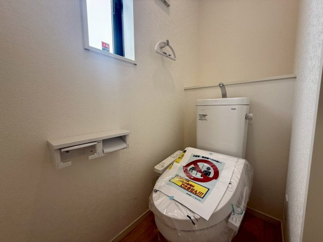 クレイドルガーデン宜野座村漢那 第２・３号棟のトイレ|２階トイレ・換気窓＆温水洗浄便座付き