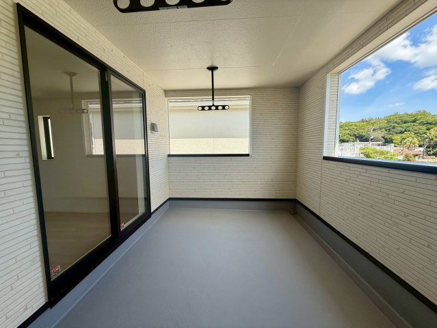 クレイドルガーデン宜野座村漢那 第２・３号棟のバルコニー|急な雨も安心♪様々な用途に使える広々ルーフバルコニー／緑豊かな周辺環境