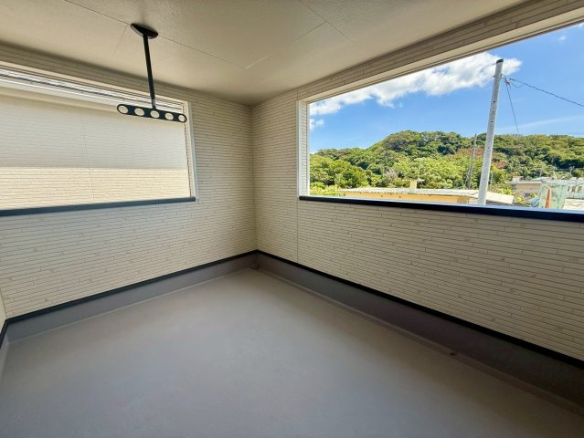 クレイドルガーデン宜野座村漢那 第２・３号棟のバルコニー|急な雨も安心♪様々な用途に使える広々ルーフバルコニー／緑豊かな周辺環境