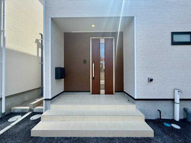 クレイドルガーデン宜野座村漢那 第２・３号棟の玄関|屋根付きで置き配スペースも確保できる玄関ポーチ／人感センサー付き玄関灯・TVモニター付きインターフォン・防犯カメラ