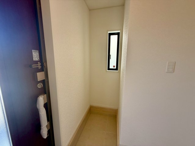 クレイドルガーデン宜野座村漢那 第２・３号棟の玄関|玄関横のスペースは、アウトドア用品やベビーカーの収納にも便利◎
