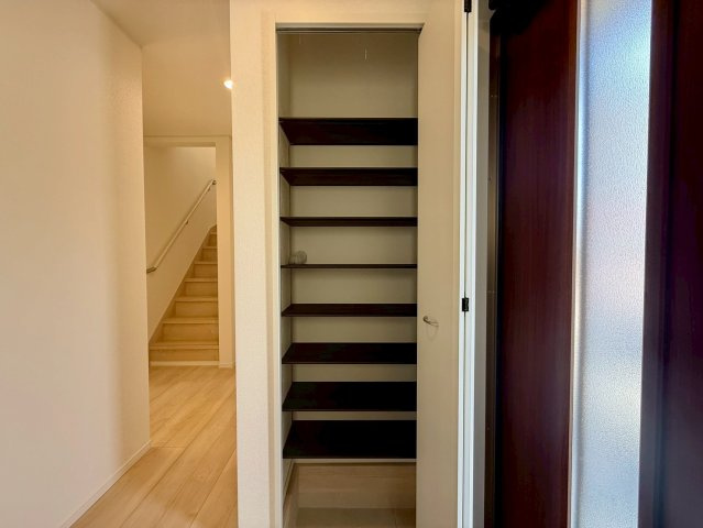 クレイドルガーデン宜野座村漢那 第２・３号棟の収納|可動式棚で靴の量や高さに合わせて自由に調整可能◎使い勝手も良く、見た目もスッキリ玄関収納◎