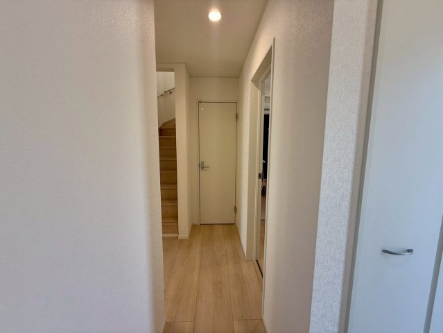 クレイドルガーデン宜野座村漢那 第２・３号棟のその他|１階リビング＆階段へつづく廊下