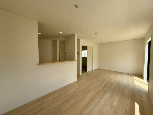 クレイドルガーデン宜野座村漢那 第２・３号棟の居間・リビング|掃き出し窓付きで明るくゆったりとしたLDK16.2帖／対面式キッチン