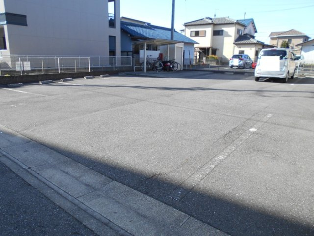 グリーンの駐車場