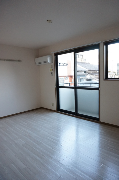 アドバンス小牧Aの居間・リビング