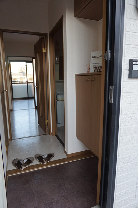 アドバンス小牧Aの玄関