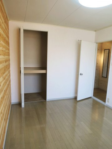 ３DK：稲荷前トゥインクル吉田C棟の収納|落ち着いた色調の洋室です