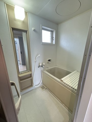 ３DK：稲荷前トゥインクル吉田C棟の駐車場|２台付き（縦列駐車場）3台目3300円（条件付）