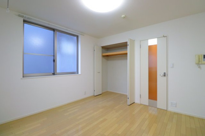 【居間・リビング】 | ガーデンサイド広尾 | こちらのリビングで趣味の時間をお楽しみください