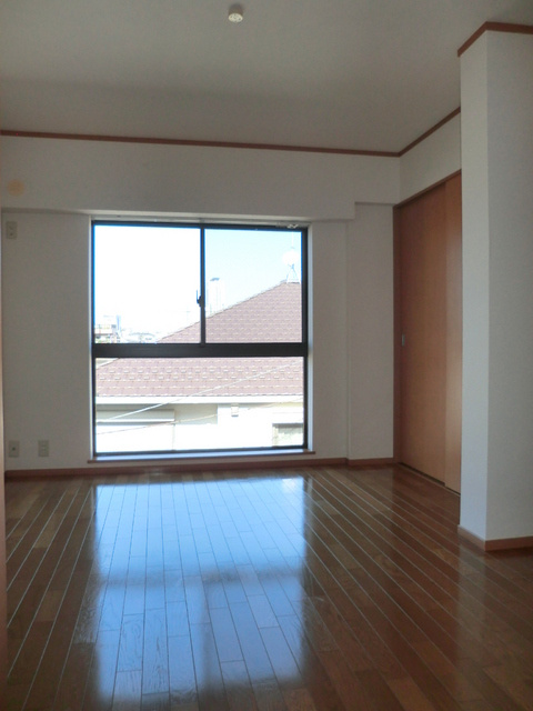 メゾンドコワンの居間・リビング|★6.7帖の広々とした洋室、他号室の写真です★