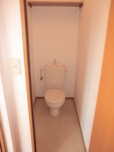 メゾンドコワンのトイレ|★トイレ、背面には収納棚付き★