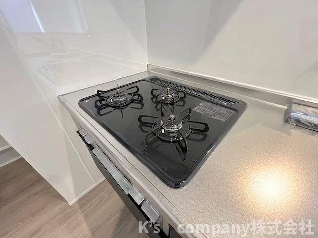 ◎高座郡寒川町小谷1丁目　新築戸建　A号棟のキッチン|三口ガスコンロでお料理の幅が広がります◇