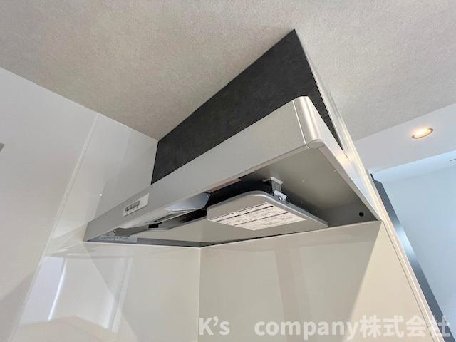 ◎高座郡寒川町小谷1丁目　新築戸建　A号棟のキッチン|お手入れのしやすいスリムタイプのレンジフード☆