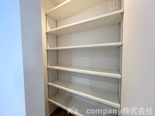 ◎高座郡寒川町小谷1丁目　新築戸建　A号棟の収納|キッチンの奥側にある収納力のあるパントリー♪