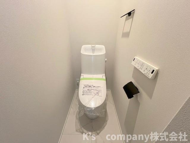 ◎高座郡寒川町小谷1丁目　新築戸建　A号棟のトイレ|白を基調とした清潔感のあるトイレ◇