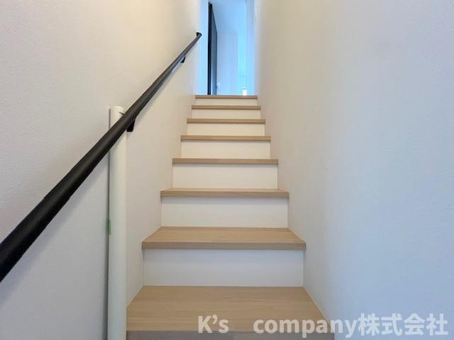◎高座郡寒川町小谷1丁目　新築戸建　A号棟の内装|手すり付きの階段☆小さいお子様やご年配にも優しい仕様☆
