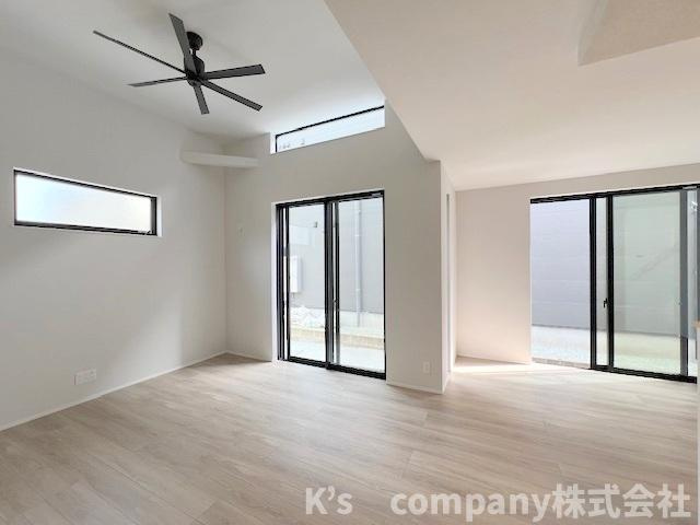 ◎高座郡寒川町小谷1丁目　新築戸建　A号棟の居間・リビング|南向きリビングで陽当たりが良く、暖かな日差しが差し込みます◇