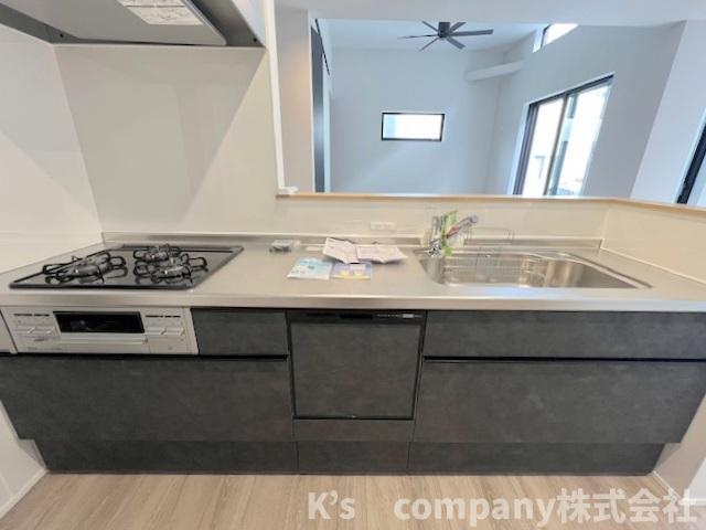 ◎高座郡寒川町小谷1丁目　新築戸建　A号棟のキッチン|メリハリのある濃いブラウンのシステムキッチン☆