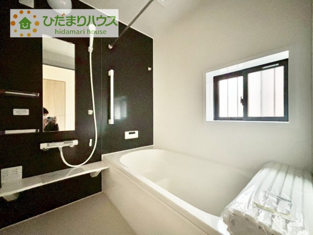 【浴室】 | 土浦市中高津2丁目931番　新築戸建 | 何歳まで一緒に入ってくれるだろうか・・・。
広いお風呂は、お子様と一緒に入るバスタイムがより楽しくなります。