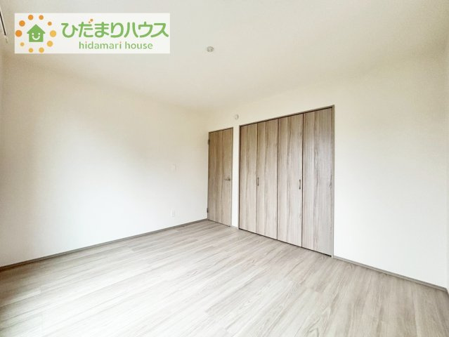 【寝室】 | 土浦市中高津2丁目931番　新築戸建 | 広めの主寝室は、ベッドの他にもパソコンデスクやドレッサーなども置けちゃいます(*^-^*)