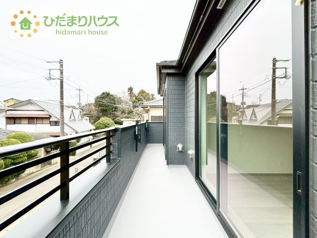 【バルコニー】 | 土浦市中高津2丁目931番　新築戸建 | 広々としたバルコニーは、大量の洗濯物を干しても余裕！お布団だって、家族全員分をいっきに干せますね(^O^)