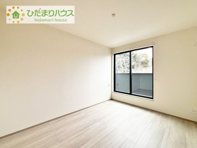 【洋室】 | 土浦市中高津2丁目931番　新築戸建 | バルコニーに面していて、たっぷり光りの入る明るい子供部屋です！