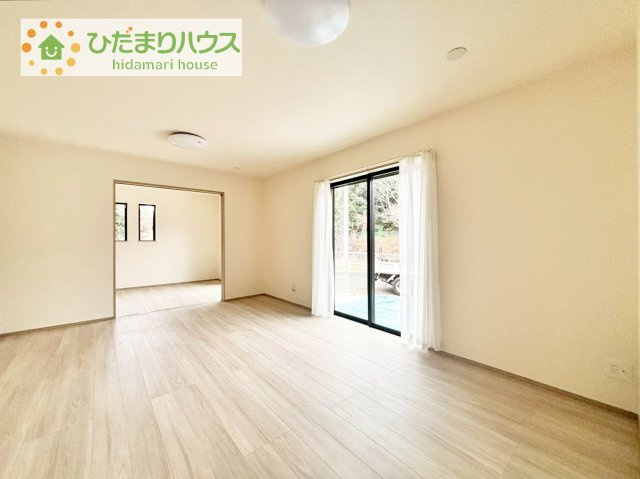【居間・リビング】 | 土浦市中高津2丁目931番　新築戸建 | 家族だんらんで、笑顔のたえない時間も増えそうな広々としたLDKが魅力です(^^)/窓も多くて明るい空間でくつろげます。