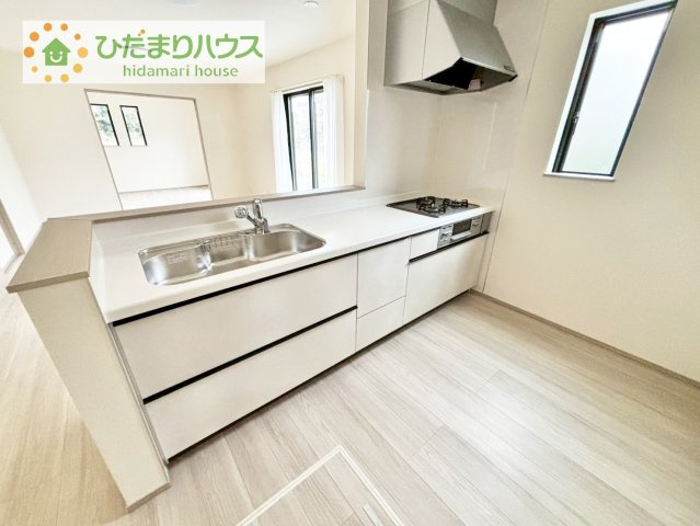 【キッチン】 | 土浦市中高津2丁目931番　新築戸建 | 人気のオープンキッチンは、リビングにいるお子様からでもママの姿が見れ、安心な気持ちになれて寂しくない(^^)/