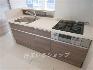 広島市安佐北区可部３丁目のアパートのキッチン|３口ガスコンロ・グリル付きシステムキッチン