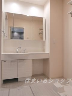 広島市安佐北区可部３丁目のアパートの洗面所|大型三面鏡付きシャンプードレッサー