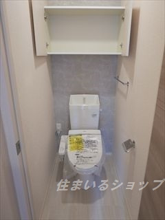 広島市安佐北区可部３丁目のアパートのトイレ|シャワートイレ・収納棚あり