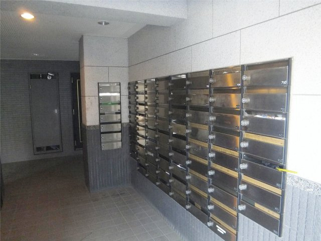 横浜市戸塚区名瀬町の賃貸マンションのエントランス|メールボックスで郵送物安心♪