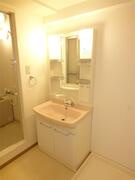 横浜市戸塚区名瀬町の賃貸マンションの洗面所|人気の独立洗面台♪