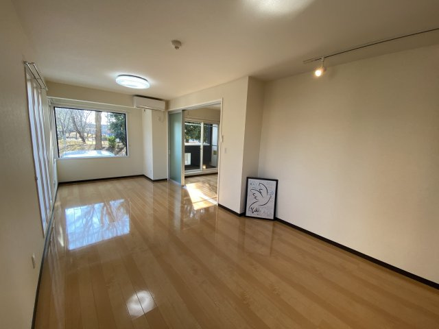 １LDK　コスタ・デル・ソル：天久保３丁目　筑波大学大学会館２００ｍの居間・リビング|窓も多く明るいお部屋です（１０１号室の写真です。）