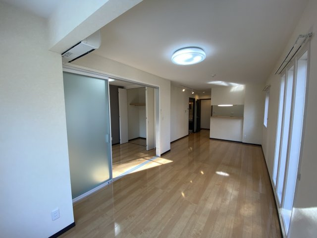 １LDK　コスタ・デル・ソル：天久保３丁目　筑波大学大学会館２００ｍの居間・リビング|リビングは１５帖（１０１号室の写真です。）