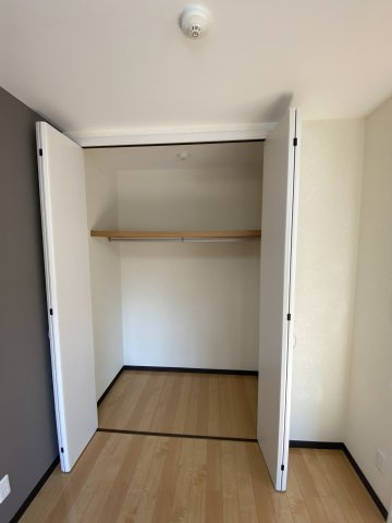 １LDK　コスタ・デル・ソル：天久保３丁目　筑波大学大学会館２００ｍの収納|洋室にはクローゼット完備です（１０１号室の写真です。）