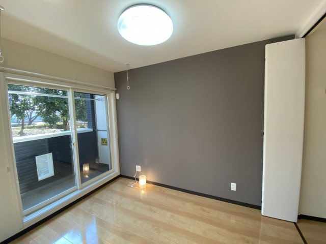 １LDK　コスタ・デル・ソル：天久保３丁目　筑波大学大学会館２００ｍの内装|アクセントクロスをつかったおしゃれなお部屋です（１０１号室の写真です。）