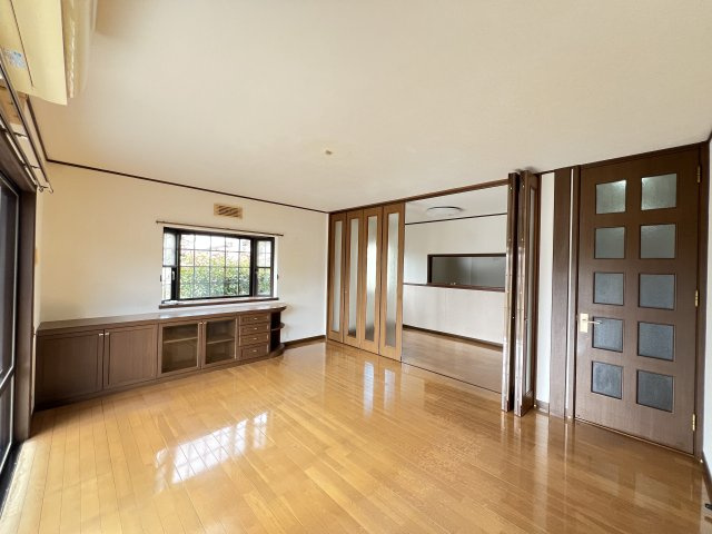 米子市尾高　中古戸建の居間・リビング|備え付け収納TVボードあり