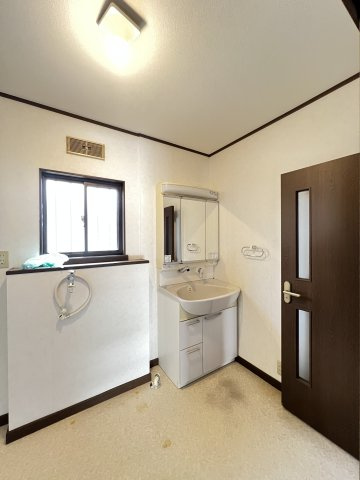 米子市尾高　中古戸建の洗面所|キッチンからも廊下からもアクセス可能！